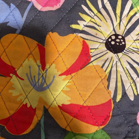 VERA BRADLEY floral adjustable crossbody purse. Pockets everywhere! Pretty!! - Picture 6 of 16